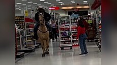 Kovboj vyrazil na nákupy do supermarketu na koni