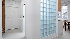 Oblouk jak na st�n� koupelny, tak na vestav�né sk�íni zcela zm�nil ráz chodby.