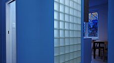 Oblouk jak na st�n� koupelny, tak na vestav�né sk�íni zcela zm�nil ráz chodby....