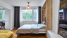 Ve dne obývací pokoj a jídelna, v noci lo�nice rodi��