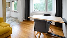 Designé�i zajímav� pojali propojení d�ev�né podlahy s keramickou dla�bou...