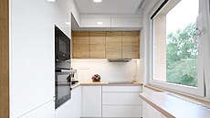 Do malé úzké kuchyn� se poda�ilo umístit v�echny nezbytné spot�ebi�e, je zde...