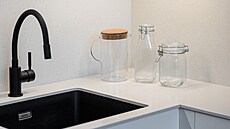 �erná kuchy�ská baterie vhodn� doplnila �erný d�ez...