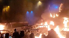 Demonstranté zapalují auta v ulicích Teheránu. (9. ledna 2026)