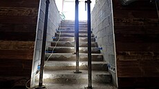 Zú�ení schod� b�hem rekonstrukce ve �výcarském baru La Constellation v roce...