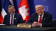 Americký prezident Donald Trump (vpravo) vedle kambod�ského premiéra Hun Maneta...