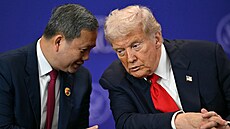 Americký prezident Donald Trump (vpravo) vedle kambod�ského premiéra Hun Maneta...