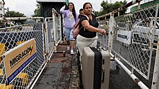 Lidé krá�ející na hranici mezi Venezuelou a Kolumbií poté, co USA zaúto�ily na...