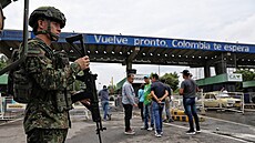 Kolumbijský voják hlídající na hranici mezi Venezuelou a Kolumbií poté, co USA...