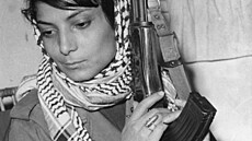 Lajla Chálidová se zbraní a svým ikonickým prstýnkem vyrobeným z pojistky...