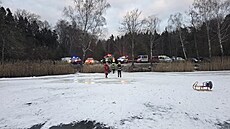 Vytahování t�í lidí, kte�í propadli ledem na Tury�ském rybníce u Kamenných...