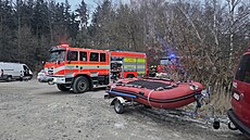 Záchrana t�í osob, které propadli ledem na Tury�ském rybníce u Kamenných...