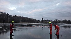 Vytahování t�í lidí, kte�í propadli ledem na Tury�ském rybníce u Kamenných...
