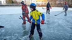Vydatné mrazy umo�nily bruslení na Kudlovské p�ehrad� ve Zlín�. (leden 2026)