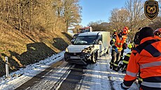 Záchraná�i u nehody mezi Zádve�icemi a Vizovicemi na Zlínsku. (3. leden 2026)