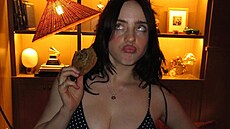 Zp�va�ka Billie Eilish vyvolala na Instagramu poprask svou fotkou v tílku....