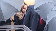 Nikola Hezucká na poh�bu svého man�ela Patrika Hezuckého (Praha, 12. prosince...