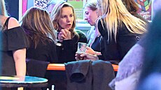 Nikola Hezucká s rodinou a kamarádkami po poh�bu Patrika Hezuckého (Praha, 12....