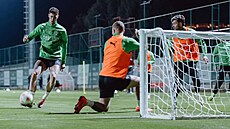 �eský úto�ník Tomá� �van�ara (vlevo) na tréninku Borussie Mönchengladbach.