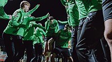 Tomá� �van�ara na tréninku probíhá mezi spoluhrá�i, kte�í ho vítají zpátky.