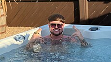 Stavební d�lník z Newcastlu Jack Kay si u�ívá �ivot celebrity. (11. srpna 2025)