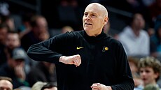 Rick Carlisle, hlavní trenér Indiana Pacers, se p�e s rozhod�ím.