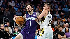 LaMelo Ball (1) z Charlotte Hornets se dere ke ko�i Indiana Pacers, brání ho T....