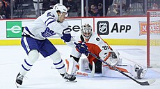 Dan Vlada� (80) z Philadelphia Flyers zasahuje v zápase s Toronto Maple Leafs...