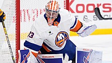 David Rittich (33) z New York Islanders vyrá�í puk.