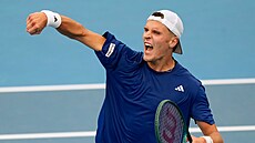 Jakub Men�ík slaví výhru v zápase United Cupu.