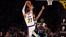 Luka Don�i� (77) z Los Angeles Lakers st�ílí na ko�  Memphis Grizzlies, brání...
