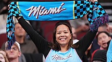 Fanynka Miami Heat vyhlí�í zápas.