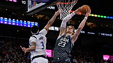 Lauri Markkanen (23) z Utah Jazz u obrou�ky v zápasu s Dallas Mavericks. Po...