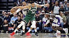 Russell Westbrook (vlevo) ze Sacramento Kings se v zápase s Milwaukee Bucks...