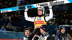 Domen Prevc slaví prvenství na Turné �ty� m�stk�.