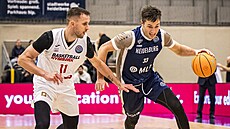 Ryan Mikesell (vpravo) z Heidelbergu úto�í v duelu s Nymburkem, hlídá ho Mat�j...