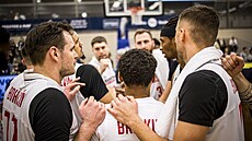 Nymbur�tí basketbalisté se radují po výh�e.