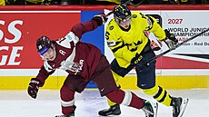 Bruno Osmanis (vlevo) z Loty�ska a Ivar Stenberg ze �védska v souboji b�hem...