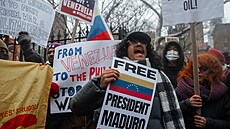 Demonstranti podporující Madura skandují slogany a dr�í transparenty p�ed...