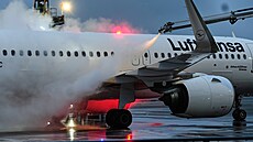 Odmrazování letadla na leti�ti v n�meckém Frankfurtu nad Mohanem v pond�lí 5....