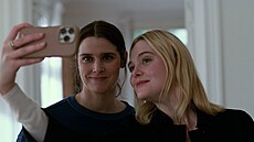 Inga Ibsdotter Lilleaas a  Elle Fanningová ve filmu Citová hodnota