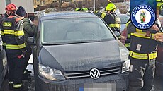 V Plzni na Lochotín� zasahovali hasi�i spolu se strá�níky. V aut� z�stal...