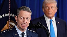 Generál Dan Caine, p�edseda Sboru ná�elník� �táb� Spojených stát� amerických na...