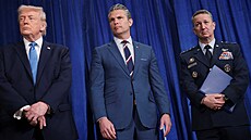 Prezident Donald Trump, ministr obrany Pete Hegseth a generál Dan Caine na...