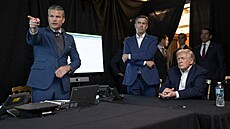 Americký ministr obrany Pete Hegseth, �éf CIA John Ratcliffe a prezident Donald...