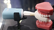 Pln� automatický zubní kartá�ek Y-Brush, který má vy�istit v�echny zuby...