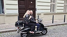 Man�elé jsou pra��tí motorká�i, to znamená, �e jejich skútr je �asto v záp�ahu.