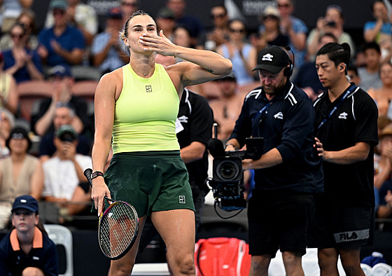 Aryna Sabalenková zdraví diváky po semifinále v Brisbane.