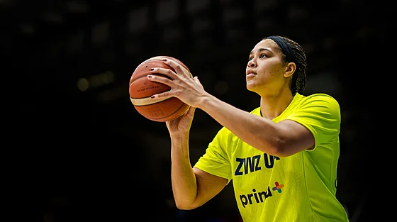 Brionna Jonesová z USK Praha se rozcvi�uje p�ed zápasem v Eurolize.