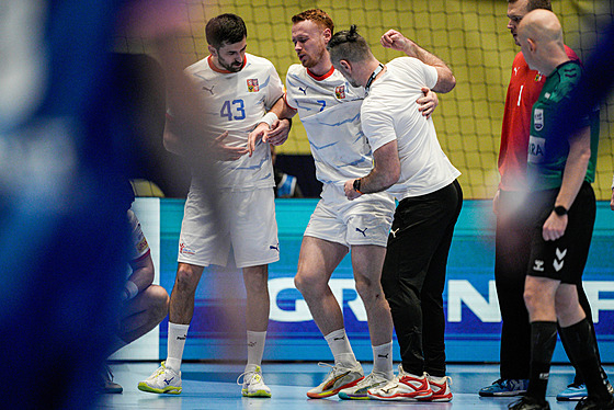 Tomá� Piroch se t�ce zvedá v utkání s Francií na ME v házené.